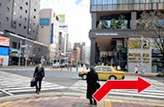 博多駅筑紫口を出て、都ホテルがある交差点を右折